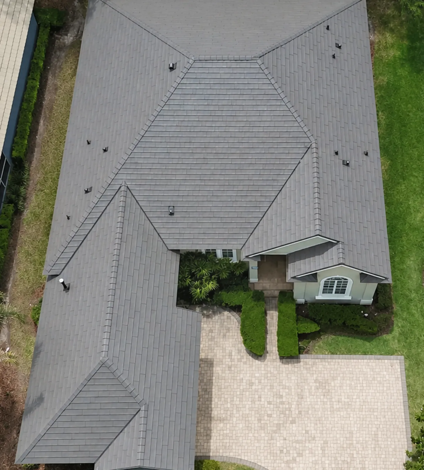Top-down view of a home with a Weathered Ridge Metlok roof